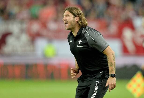 04.08.2017, xfux, Fussball 2. Bundesliga,1. FC Kaiserslautern - SV Darmstadt 98, emspor, emonline deloka, v.l. Trainer Torsten Frings (SV Darmstadt 98)gibt Anweisungen, gestikuliert, mit den Armen gestikulieren gives instructions, gesticulate, gesticolando. Kaiserslautern