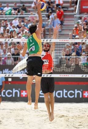Beach volleyball Beachvolleyball - FIVB World Championships 2017 VIENNA,AUSTRIA,05.AUG.17 - BEACH VOLLEYBALL - FIVB World Championships. Image shows Andre Loyola Stein (BRA) and Ben Saxton (CAN). GEPAxpictures xChristianxWalgram