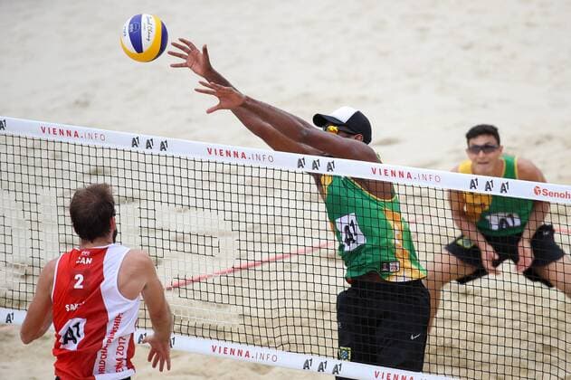 Beach volleyball Beachvolleyball - FIVB World Championships 2017 VIENNA,AUSTRIA,05.AUG.17 - BEACH VOLLEYBALL - FIVB World Championships. Image shows Ben Saxton (CAN), Evandro Goncalves Oliveira Junior and Andre Loyola Stein (BRA). GEPAxpictures xChristianxWalgram