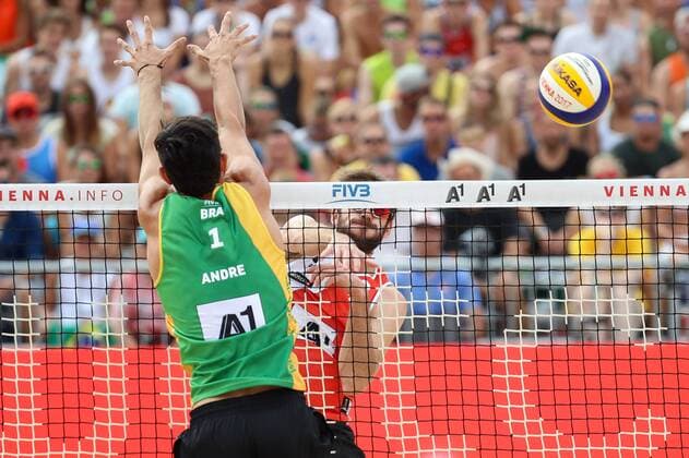 Beach volleyball Beachvolleyball - FIVB World Championships 2017 VIENNA,AUSTRIA,05.AUG.17 - BEACH VOLLEYBALL - FIVB World Championships. Image shows Andre Loyola Stein (BRA) and Ben Saxton (CAN). GEPAxpictures xChristianxWalgram