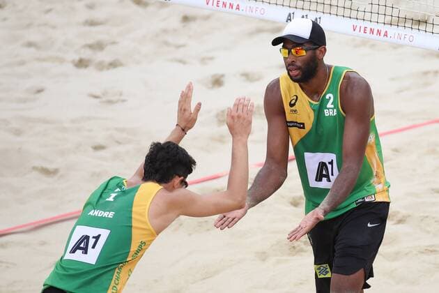 Beach volleyball Beachvolleyball - FIVB World Championships 2017 VIENNA,AUSTRIA,05.AUG.17 - BEACH VOLLEYBALL - FIVB World Championships. Image shows the rejoicing of Andre Loyola Stein and Evandro Goncalves Oliveira Junior (BRA). GEPAxpictures xChristianxWalgram