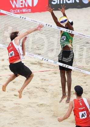 Beach volleyball Beachvolleyball - FIVB World Championships 2017 VIENNA,AUSTRIA,05.AUG.17 - BEACH VOLLEYBALL - FIVB World Championships. Image shows Ben Saxton (CAN) and Evandro Goncalves Oliveira Junior (BRA). GEPAxpictures xChristianxWalgram