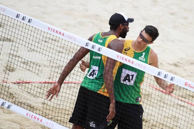 Beach volleyball Beachvolleyball - FIVB World Championships 2017 VIENNA,AUSTRIA,05.AUG.17 - BEACH VOLLEYBALL - FIVB World Championships. Image shows the rejoicing of Andre Loyola Stein and Evandro Goncalves Oliveira Junior (BRA). GEPAxpictures xChristianxWalgram