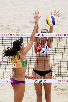Beach volleyball Beachvolleyball - FIVB World Championships 2017 VIENNA,AUSTRIA,05.AUG.17 - BEACH VOLLEYBALL - FIVB World Championships, ladies. Image shows Talita Da Rocha Antunes (BRA) and Sarah Pavan (CAN). GEPAxpictures xMaticxKlansek