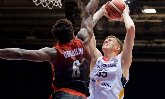 Themen der Woche - SPORT Bilder des Tages - SPORT Basketball Erfurt 05.08.2017 Nationalmannschaft Herren Männer Länderspiel Deutschland (GER) - Belgien (BEL) Isaiah Hartenstein (Deutschland, No.55) Ojomoh Retin Obasohan (Belgien, No.06)