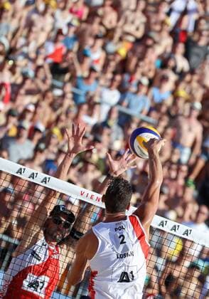 Bilder des Tages - SPORT Beach volleyball Beachvolleyball - FIVB World Championships 2017 VIENNA,AUSTRIA,05.AUG.17 - BEACH VOLLEYBALL - FIVB World Championships. Image shows Bartosz Losiak (POL) and Clemens Doppler (AUT). GEPAxpictures xChristianxWalgram