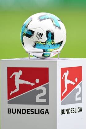 Adidas Fussball Torfabrik auf Sockel mit dem Emblem der zweiten Bundesliga 05.08.2017 --- Fussball --- 2. Bundesliga --- MSV Duisburg vs VFL Bochum Duisburg Schauinsland Reisen Are Copyright: xThomasxThienelx Eibner-Pressefotox EP_ttl