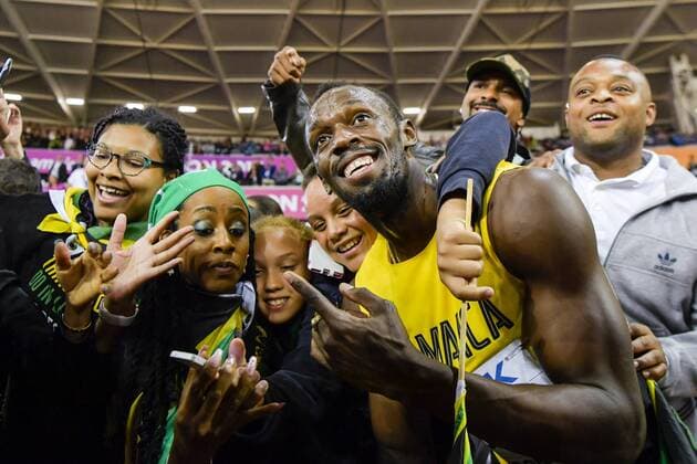 170805 Jamaicas Usain Bolt som slutade pa tredje plats jublar och tar selfies med publiken efter finalen pa 100 meter under dag tva av friidrotts-VM den 5 augusti 2017 i London.  Copyright: JOELxMARKLUND BB170805JM085