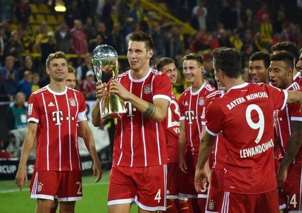 05.08.2017, Fussball GER, Supercup 2017, Finale in Dortmund, Borussia Dortmund - FC Bayern Muenchen i.E. 4-5, Niklas Suele, Niklas Süle (Bayern Muenchen) mit dem Supercup