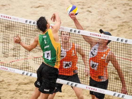 Beach volleyball Beachvolleyball - FIVB World Championships 2017 VIENNA,AUSTRIA,06.AUG.17 - BEACH VOLLEYBALL - FIVB World Championships, men. Image shows Andre Loyola Stein (BRA) and Maarten Van Garderen and Christiaan Varenhorst (NED). GEPAxpictures xMaticxKlansek