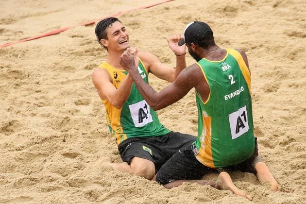 Beach volleyball Beachvolleyball - FIVB World Championships 2017 VIENNA,AUSTRIA,06.AUG.17 - BEACH VOLLEYBALL - FIVB World Championships, men. Image shows the rejoicing of Andre Loyola Stein and Evandro Goncalves Oliveira Junior (BRA). GEPAxpictures xMaticxKlansek