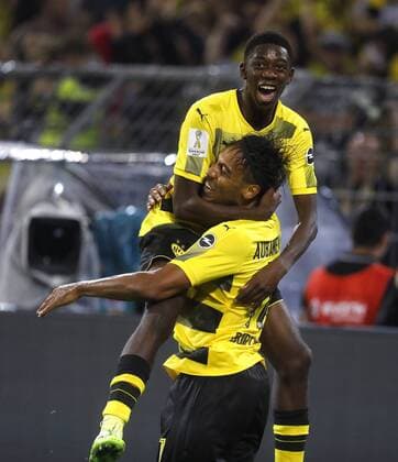 Dortmund, Signal-Iduna-Park, 05.08.17: Pierre-Emerick Aubameyang (Borussia Dortmund) (M) schiesst das 2:1 Tor und jubelt mit Ousmane Dembele (Borussia Dortmund) im Supercup Spiel zwischen Borussia Dortmund vs. FC Bayern München in der Saison 2017 2018.