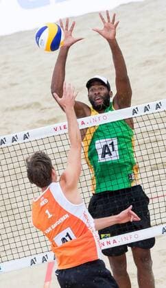 06.08.2017, Donauinsel, Wien, AUT, FIVB Beach volleyball Beachvolleyball WM, Wien, Halbfinale, im Bild v.l. Maarten van Garderen (NED), Evandro Goncalves Oliveira Junior (BRA) f.l. Maarten van Garderen of the Netherlands Evandro Goncalves Oliveira Junior of Brazil during the Mens Semifinal match of the FIVB Beach Volleyball World Championships at the Donauinsel in Wien, Austria on 2017 08 06. Wien  EP_puc  