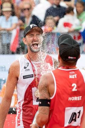 Beach volleyball Beachvolleyball - FIVB World Championships 2017 VIENNA,AUSTRIA,06.AUG.17 - BEACH VOLLEYBALL - FIVB World Championships, men, award ceremony. Image shows the rejoicing of Clemens Doppler and Alexander Horst (AUT). GEPAxpictures xMaticxKlansek