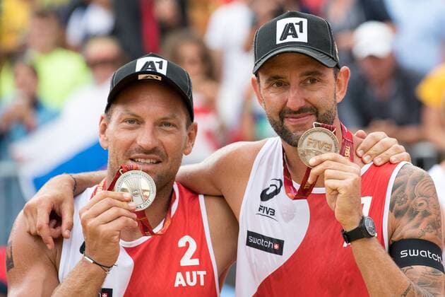 Beach volleyball Beachvolleyball - FIVB World Championships 2017 VIENNA,AUSTRIA,06.AUG.17 - BEACH VOLLEYBALL - FIVB World Championships, men, award ceremony. Image shows Clemens Doppler and Alexander Horst (AUT). Keywords: medals. GEPAxpictures xMaticxKlansek