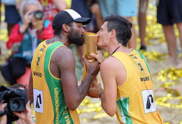 Beach volleyball Beachvolleyball - FIVB World Championships 2017 VIENNA,AUSTRIA,06.AUG.17 - BEACH VOLLEYBALL - FIVB World Championships. Image shows the rejoicing of Andre Loyola Stein and Evandro Goncalves Oliveira Junior (BRA). GEPAxpictures xChristianxWalgram