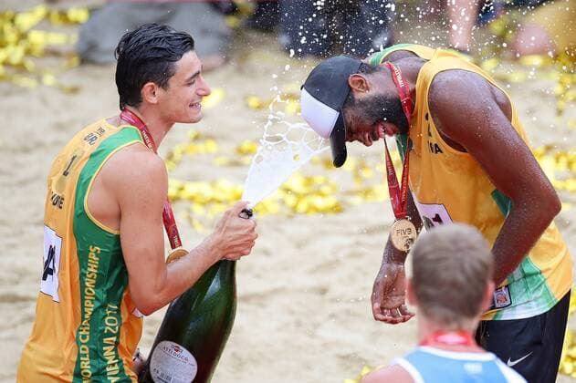 Beach volleyball Beachvolleyball - FIVB World Championships 2017 VIENNA,AUSTRIA,06.AUG.17 - BEACH VOLLEYBALL - FIVB World Championships. Image shows the rejoicing of Andre Loyola Stein and Evandro Goncalves Oliveira Junior (BRA). GEPAxpictures xChristianxWalgram