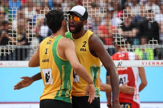 Beach volleyball Beachvolleyball - FIVB World Championships 2017 VIENNA,AUSTRIA,06.AUG.17 - BEACH VOLLEYBALL - FIVB World Championships, men. Image shows the rejoicing of Andre Loyola Stein and Evandro Goncalves Oliveira Junior (BRA). GEPAxpictures xMaticxKlansek