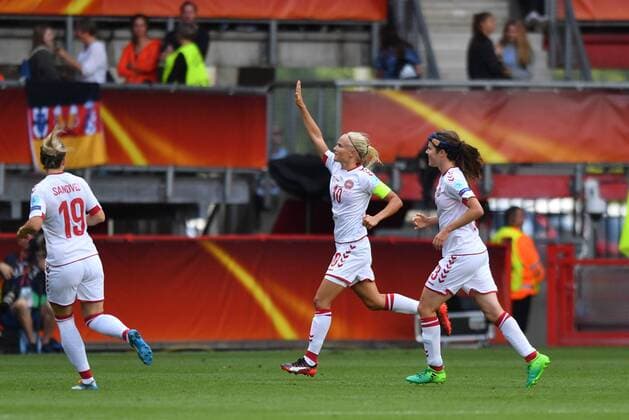 Jubel, Freuen, celebrate, happy, cheer , Goal Celebration Pernille Harder (Daenemark, Denmark) (10) nach ihrem 2:2 Ausgleich, Jubel zur Tribüne, Fussball, UEFA Women s EURO 2017, Finale, Niederlande - Dänemark, xmkx