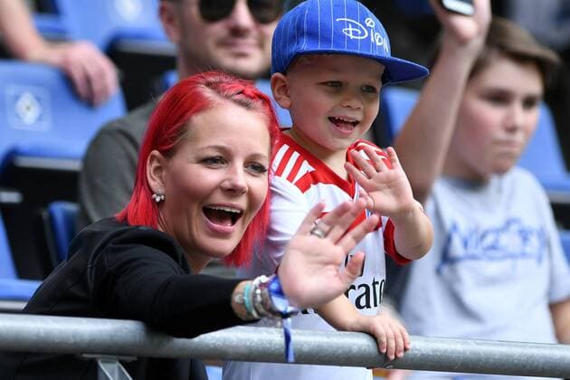 Fussball Testspiel Hamburger SV - Espanyol Barcelona am 06.08.2017 im Volksparkstadion in Hamburg Dana Diekmeier ( Ehefrau von Dennis Diekmeier ) mit Sohn Dion Diekmeier xPBJPGx