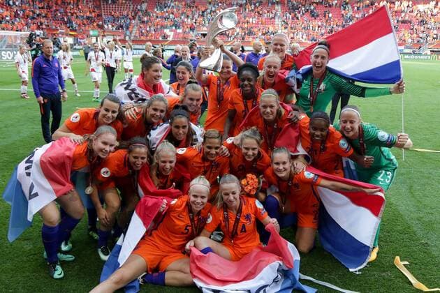 Spielerinnen aus den Niederlanden (Holland), niederländische (holländische) Fußballerinnen, Jubel nach dem Schlusspfiff, Sieg, Sieger, Gewinner, jubelt, jubeln, Freude, optimistisch, Europameister 2017, EM Gewinner, WEURO Titelträger, Action, Aktion, mit Pokal, Fussball, UEFA Women s EURO 2017, Finale, Niederlande - Dänemark, xozx