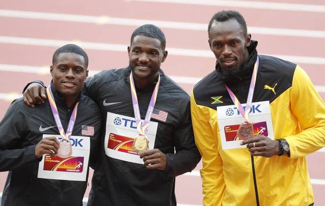 Themen der Woche - SPORT Bilder des Tages - SPORT Justin Gatlin (C) of the USA poses with his gold medal on the podium after winning the men s 100m final at the London 2017 IAAF World Championships in London, Britain, 06 August 2017. Gatlin won ahead of his second placed compatriot Christian Coleman (L) and third placed Usain Bolt (R) of Jamaica. London 2017 IAAF World Championships !ACHTUNG: NUR REDAKTIONELLE NUTZUNG!  Copyright: xLavandeiraxjrx LON 20170806-636376470889931315