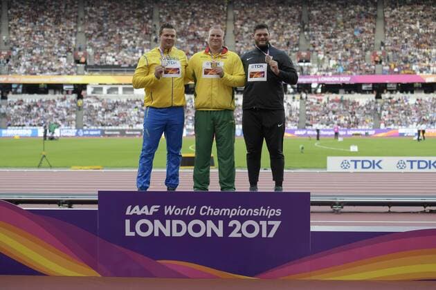 170806 Sveriges Daniel Stahl, Litauens Andrius Gudzius och USAs Mason Finley poserar med sina medaljer vid prisutdelningen under dag tre av friidrotts-VM den 6 augusti 2017 i London.  Copyright: JOELxMARKLUND BB170806JM092