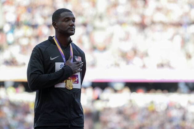 170806 USAs Justin Gatlin har handen pa hjärtat när nationalsangen spelas vid prisutdelningen för 100 meter under dag tre av friidrotts-VM den 6 augusti 2017 i London.  Copyright: JOELxMARKLUND BB170806JM105