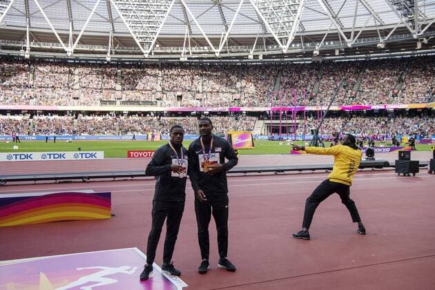 170806 Jamaicas Usain Bolt spexar bakom USAs Christian Coleman och USAs Justin Gatlin vid prisutdelningen för 100 meter under dag tre av friidrotts-VM den 6 augusti 2017 i London.  Copyright: JOELxMARKLUND BB170806JM110