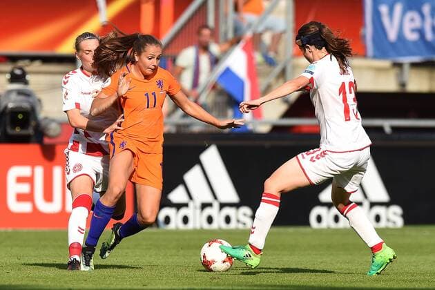 Fußball UEFA Women s Euro Finale Niederlande - Dänemark am 06.08.2017 im FC Twente Stadion in Enschede Lieke Martens ( Niederlande ), links - Sofie Junge Pedersen ( Dänemark ), rechts xRx