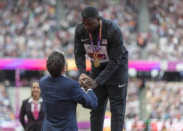 Athletics - 2017 IAAF London World Athletics Championships - Day Three, Evening Session Men s 100m Medal ceremony Justin Gatlin (United States) receives his Gold Medal from Lord Coe (President of the IAAF) at the London Stadium COLORSPORT DANIEL BEARHAM  csp_WrlAth_d3PM