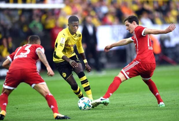 Supercup: Borussia Dortmund - FC Bayern München 05.08.2017. Ousmane Dembele (BvB) am Ball versucht die Münchener Abwehr zu überwinden. Re: Sebastian Rudy. Li: Rafinha. HM