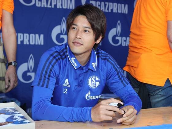 06.08.2017, Fussball GER, Schalke Tag 2017, Saisoneroeffnung des FC Schalke 04, to Uchida (Schalke 04) gibt Autogramme