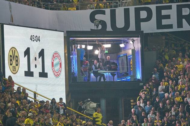 TV Studio Eurosport mit Moderator Jan Henkel und Matthias SAMMER, EX FCB Sportdirektor , Anzeigetafel, Screen, Screenboard, digital, LED, Anzeige, Monitor,Ergebnis Fussball Finale DFL SUPERCUP BORUSSIA DORTMUND - FC BAYERN MUENCHEN 2-2 (2-2 (4-5 nach Elfmeterschiessen) ) Dortmund, am 05.08.2017 BVB, FCB , Saison Saison 2017 2018