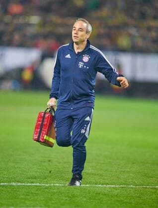 Mannschaftsarzt Dr. Volker Braun, Antritt, rennen, laufen, joggen, sprinten, spurten, athletik, Beschleunigung, bGanzfigur, Aktion, Portrait, Einzelbild, Einzelaktion, Fussball Finale DFL SUPERCUP BORUSSIA DORTMUND - FC BAYERN MUENCHEN 2-2 (4-5 nach Elfmeterschiessen) Dortmund, am 05.08.2017 BVB, FCB , Saison Saison 2017 2018