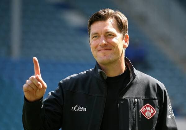 v.li.: Trainer Stephan Schmidt (FC Würzburger Kickers) gibt Anweisungen, gestikuliert, mit den Armen gestikulieren, gives instructions, gesticulate, Fussball, 3. Liga, 1. FC Magdeburg - FC Würzburger Kickers, xfsx