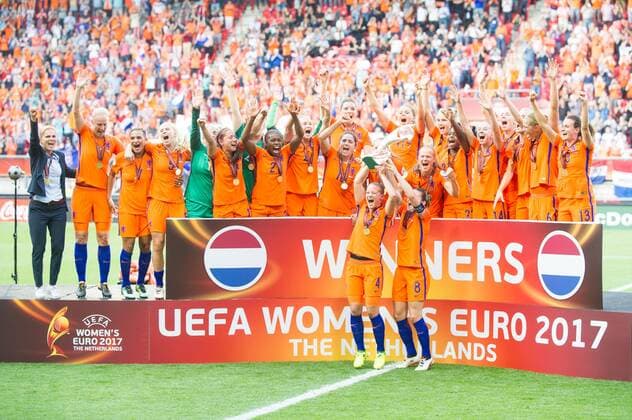 Die Niederlaendischen Spielerinnen jubeln mit Pokal, Jubel, jubeln, jubelnd, Freude, cheers, celebrate, Schlussjubel, Siegerehrung, Finale, Match 31, Niederlande (NED) - Daenemark (DEN) 4:2, am 06.08.2017 in Enschede Niederlande. Fussball Europameisterschaft der Frauen 2017, Niederlande vom 16.07. - 06.08.2017. Â