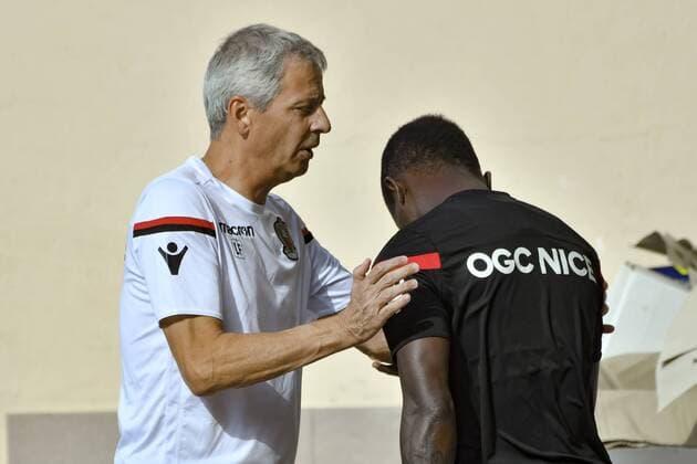 Lucien Favre (Entraineur de l OGC Nice) - Jean Michael Seri (OGC Nice) FOOTBALL : Entrainement de l OGC Nice - Nice - 08 08 2017 NorbertScanella Panoramic 