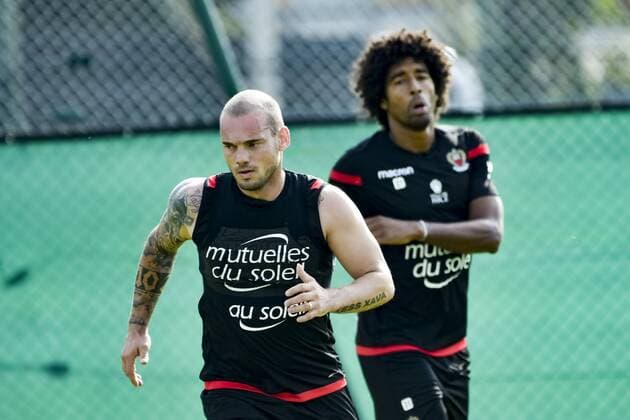 Fußball, OGC Nizza Training Wesley Sneijder (OGC Nice) - Dante (OGC Nice) FOOTBALL : Entrainement de l OGC Nice - Nice - 08 08 2017 NorbertScanella Panoramic 