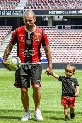 Fußball, OGC Nizza präsentiert Wesley Sneijder Wesley Sneijder (OGC Nice) et sa fille Xess Xava FOOTBALL : Nouvelles recrues de l OGC Nice - Presentation des joueurs - Nice - 08 08 2017 NorbertScanella Panoramic 