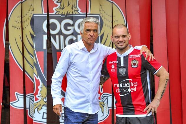 Fußball, OGC Nizza präsentiert Wesley Sneijder Jean Pierre Rivere (President de l OGC Nice) - Wesley Sneijder (OGC Nice) FOOTBALL : Nouvelles recrues de l OGC Nice - Presentation des joueurs - Nice - 08 08 2017 NorbertScanella Panoramic 