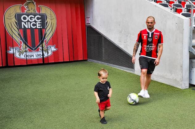 Fußball, OGC Nizza präsentiert Wesley Sneijder Wesley Sneijder (OGC Nice) et sa fille Xess Xava FOOTBALL : Nouvelles recrues de l OGC Nice - Presentation des joueurs - Nice - 08 08 2017 NorbertScanella Panoramic 