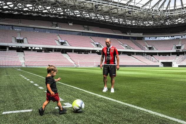 Fußball, OGC Nizza präsentiert Wesley Sneijder Wesley Sneijder (OGC Nice) et sa fille Xess Xava FOOTBALL : Nouvelles recrues de l OGC Nice - Presentation des joueurs - Nice - 08 08 2017 NorbertScanella Panoramic 