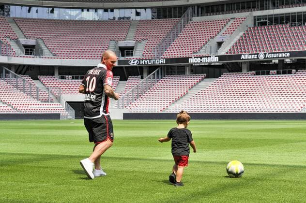 Fußball, OGC Nizza präsentiert Wesley Sneijder Wesley Sneijder (OGC Nice) et sa fille Xess Xava FOOTBALL : Nouvelles recrues de l OGC Nice - Presentation des joueurs - Nice - 08 08 2017 NorbertScanella Panoramic 