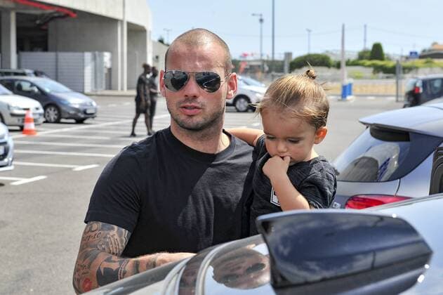 Fußball, OGC Nizza präsentiert Wesley Sneijder Wesley Sneijder (OGC Nice) et sa fille Xess Xava FOOTBALL : Nouvelles recrues de l OGC Nice - Presentation des joueurs - Nice - 08 08 2017 NorbertScanella Panoramic 