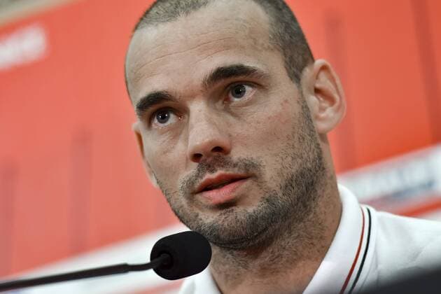 Fußball, OGC Nizza präsentiert Wesley Sneijder Wesley Sneijder (OGC Nice) - Jean Pierre Rivere (President de l OGC Nice) FOOTBALL : Nouvelles recrues de l OGC Nice - Conference de presse - Nice - 08 08 2017 NorbertScanella Panoramic 