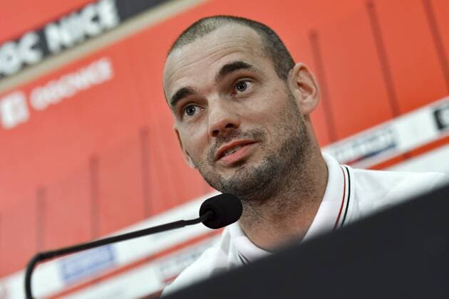 Fußball, OGC Nizza präsentiert Wesley Sneijder Wesley Sneijder (OGC Nice) - Jean Pierre Rivere (President de l OGC Nice) FOOTBALL : Nouvelles recrues de l OGC Nice - Conference de presse - Nice - 08 08 2017 NorbertScanella Panoramic 