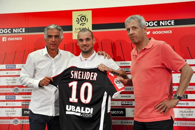 Fußball, OGC Nizza präsentiert Wesley Sneijder Jean Pierre Rivere (President de l OGC Nice) - Wesley Sneijder (OGC Nice) - Lucien Favre (Entraineur de l OGC Nice) FOOTBALL : Nouvelles recrues de l OGC Nice - Conference de presse - Nice - 08 08 2017 NorbertScanella Panoramic 
