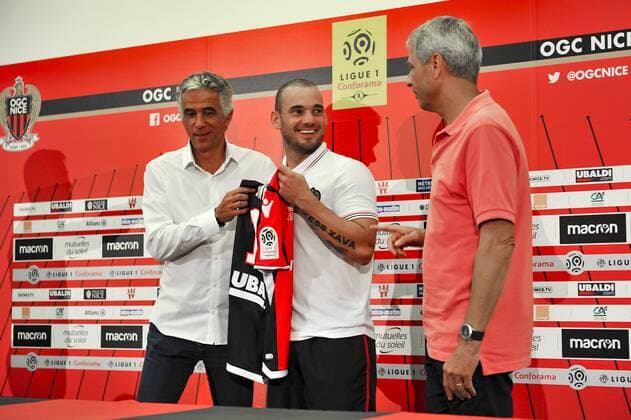 Fußball, OGC Nizza präsentiert Wesley Sneijder Jean Pierre Rivere (President de l OGC Nice) - Wesley Sneijder (OGC Nice) - Lucien Favre (Entraineur de l OGC Nice) FOOTBALL : Nouvelles recrues de l OGC Nice - Conference de presse - Nice - 08 08 2017 NorbertScanella Panoramic 