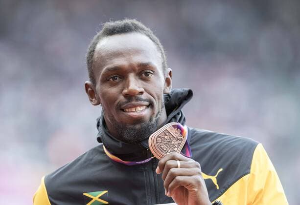 Usain BOLT (JAM 3.Platz) mit Medaille, Bronze, Bronzemedaille, Siegerehrung 100m der Maenner, am 06.08.2017 Leichtathletik Weltmeisterschaft 2017 in London Grossbritannien, vom 04.08. - 13.08.2017. Â